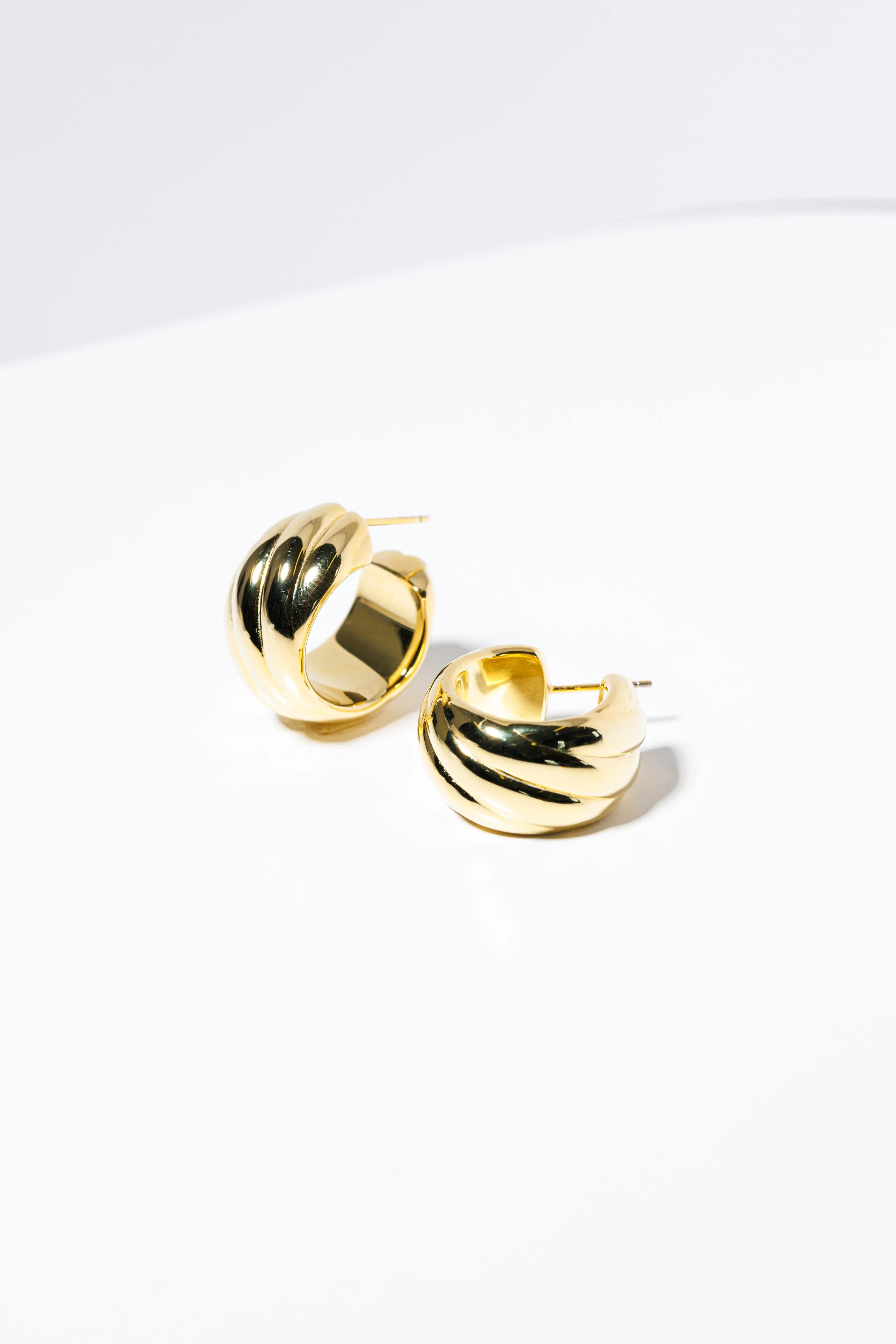 SOFT WAVE HOOP EARRINGS - GOLD